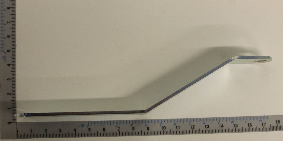 Ein Scheppach-Bügel 2x18x185, von der Seite betrachtet.