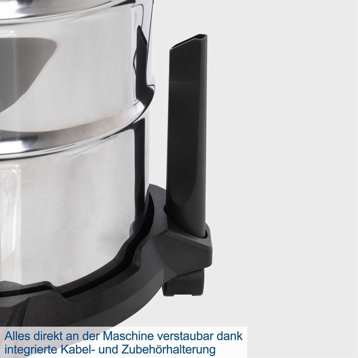 Nass-/Trockensauger mit integrierter Kabel- und Zubehörhalterung für einfache Aufbewahrung direkt an der Maschine.
