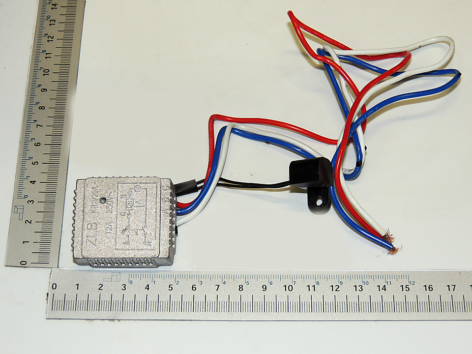 Elektronik-Komponente mit Anschlussklemmen und geflochtenen Leitungen