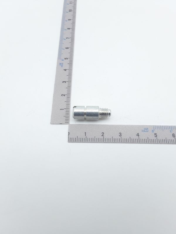 Bundschraube RD 8x22 von Scheppach. Gezeigt von der Seite neben einem Lineal zur Größenveranschaulichung.