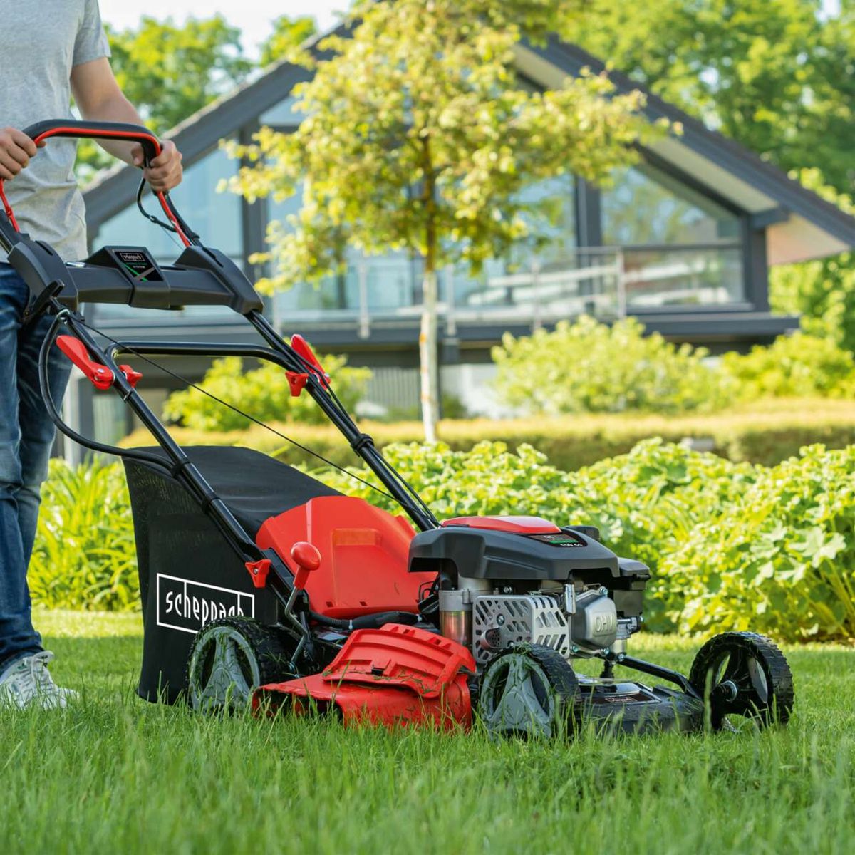 Der Scheppach Benzin-Rasenmäher MS150-46E hat einen 46 cm breiten Schnitt, einen 150 cm³ Motor und einen praktischen Fangkorb. Die Höhe ist verstellbar und der Griff ist ergonomisch geformt für einfachen Transport und Bedienung.