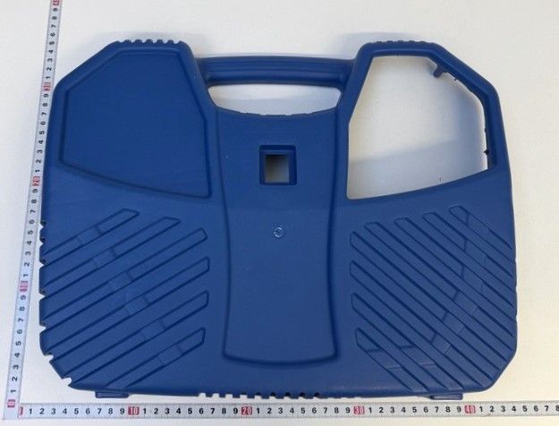 Oberes Gehäuse von Scheppach, Ansicht von oben. Das Gehäuse hat eine rechteckige Form mit zwei Griffen an den Seiten und einem zentralen Loch. Die Maße betragen etwa 30 cm in der Breite und 20 cm in der Höhe.