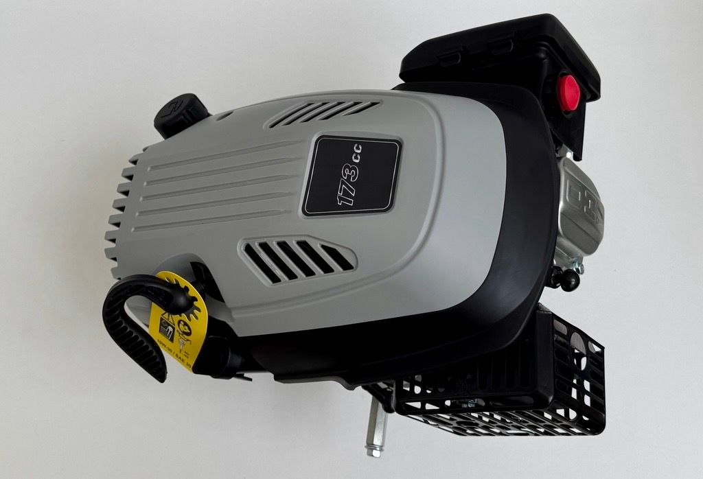 Verbrennungsmotor kpl. 4-Takt 173ccm/4,9PS/3,6kW / Motorwelle Ø22mm von Scheppach. Der Motor wird von oben gezeigt.