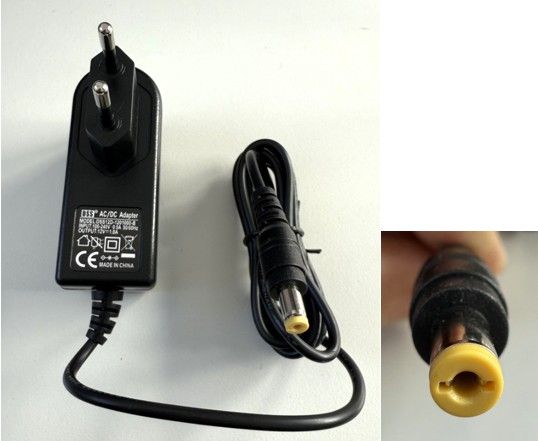 Ladegerät mit Stecker Ø5,5 /Ø1,7mm gelb 230V AC / 12V DC, Ansicht von vorne.