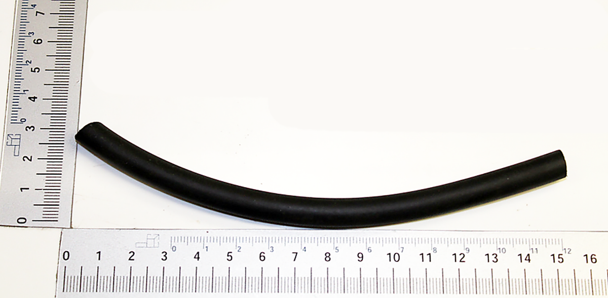Ein schwarzer Benzinschlauch mit einem Durchmesser von 8,5/4,5 mm und einer Länge von 160 mm. Der Schlauch liegt auf einem Lineal mit Zentimeter- und Millimeterangaben.