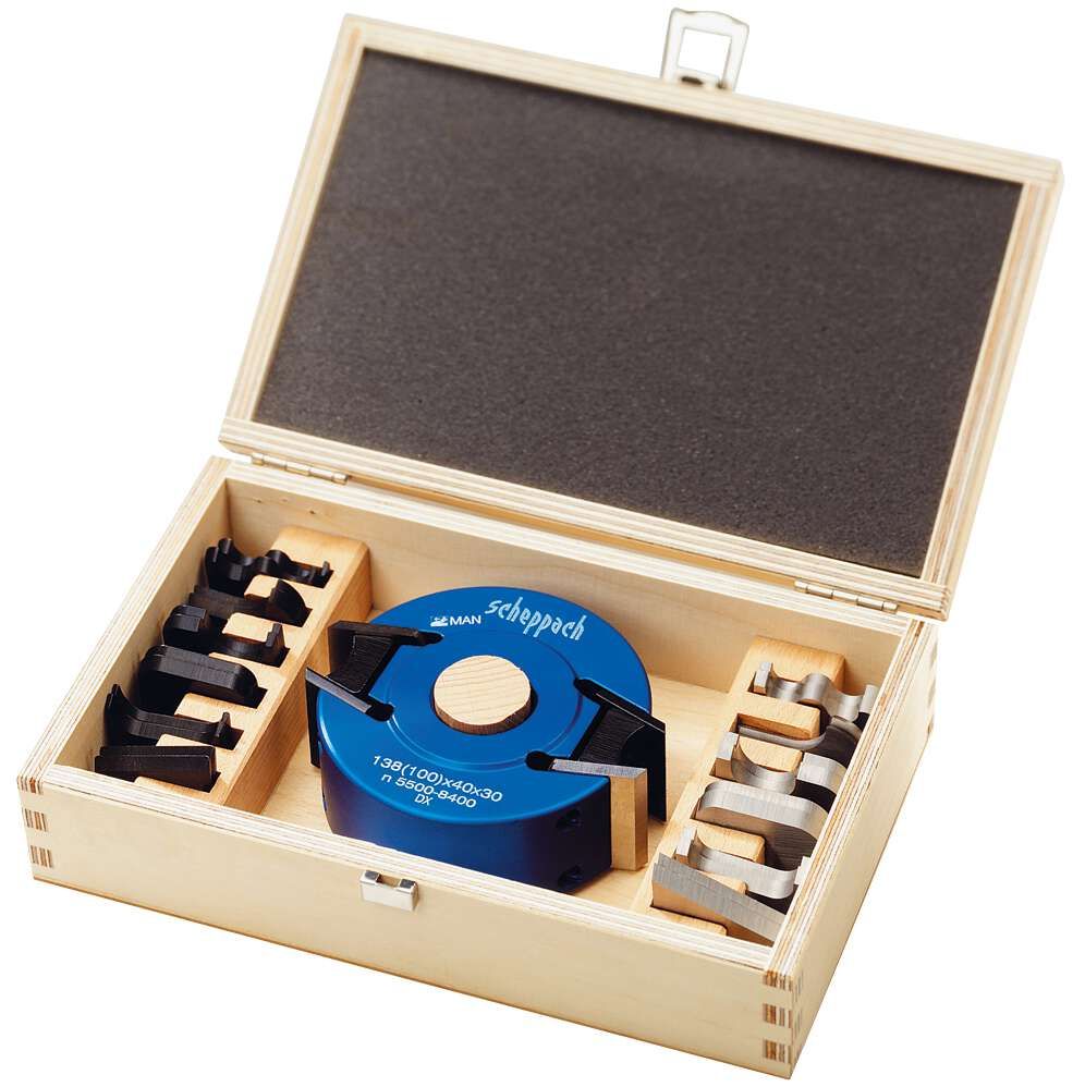 Universal Sicherheits-Profilmesserkopf-Set von Scheppach in einer Holzkiste mit verschiedenen Profilen und einem blauen Messerkopf.