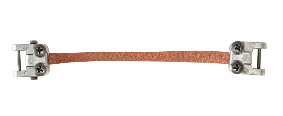 Ein Schleifbandset für Dekupiersägen, bestehend aus zwei Metallklammern und einem orangefarbenen Schleifband. Das Bild zeigt das Set von der Seite.