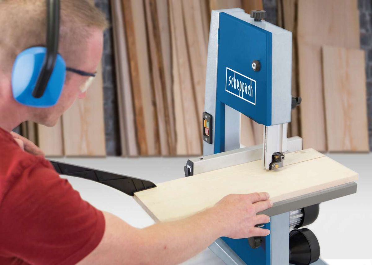 Person beim Arbeiten mit Scheppach-Bandsäge (BASA 1) auf Werkbank