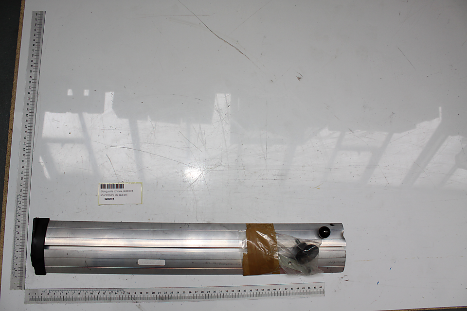 SCHIEBEPROFIL KPL. 6245 0014 von Scheppach. Das Profil liegt auf einer weißen Fläche und ist von einem Lineal umgeben. Ein Etikett mit Produktinformationen ist sichtbar.