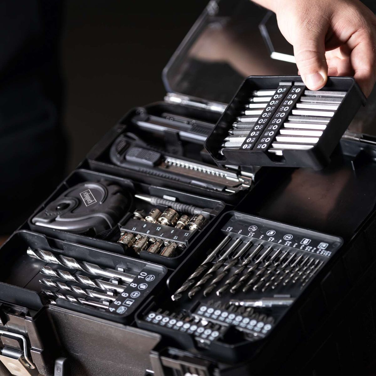 Mobile Werkstatt C-BSB74/1BE-X von Scheppach mit 1,5-13mm Spannbereich und 50Nm Drehmoment. Inklusive Bohrerset, Bits, 1x 2Ah Akku, Ladegerät und Koffer. Enthält verschiedene Werkzeuge wie Schraubendreher, Bits und Bohrer.