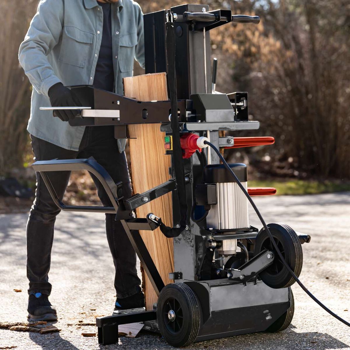 Der Holzspalter PX-CS15t Practixx verfügt über eine robuste Metallkonstruktion und einen großen Holzhalter. Er hat einen starken 3500W Motor und eine Spaltkraft von 15 Tonnen. Die Maße des Holzspalters betragen 1070mm x 450mm.