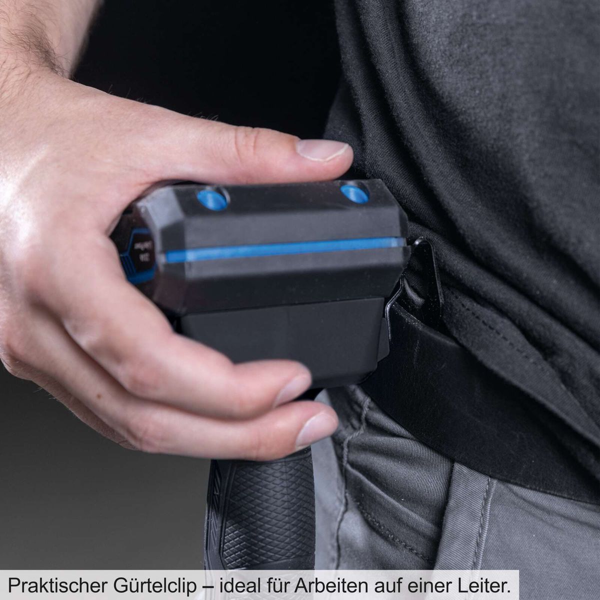 Praktischer Gürtelclip – ideal für Arbeiten auf einer Leiter. Der Akku-Bohrschrauber C-BS45BE-X Set S von Scheppach ist mit diesem Clip einfach zu transportieren und zu verwenden.