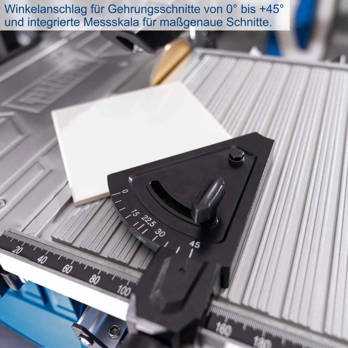 Der Fliesenschneider WTS2000 von Scheppach bietet einen Winkelanschlag für Gehrungsschnitte von 0° bis +45° und eine integrierte Messskala für maßgenaue Schnitte.