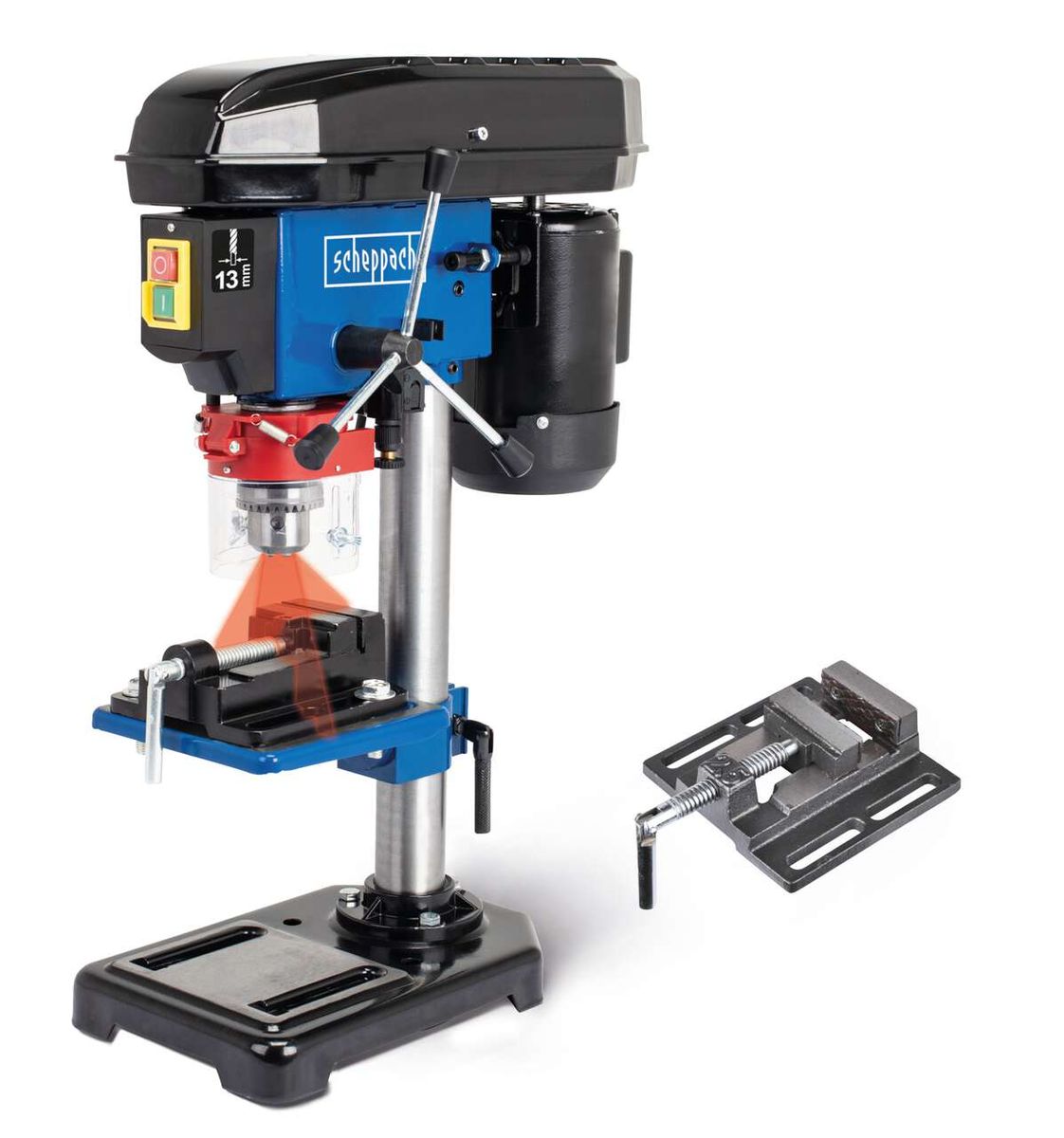 Tischbohrmaschine DP16VLS von Scheppach, gezeigt von vorne mit Zubehörteil. Die Tischbohrmaschine ist ein Produkt der Marke Scheppach und gehört zur Serie DIY.