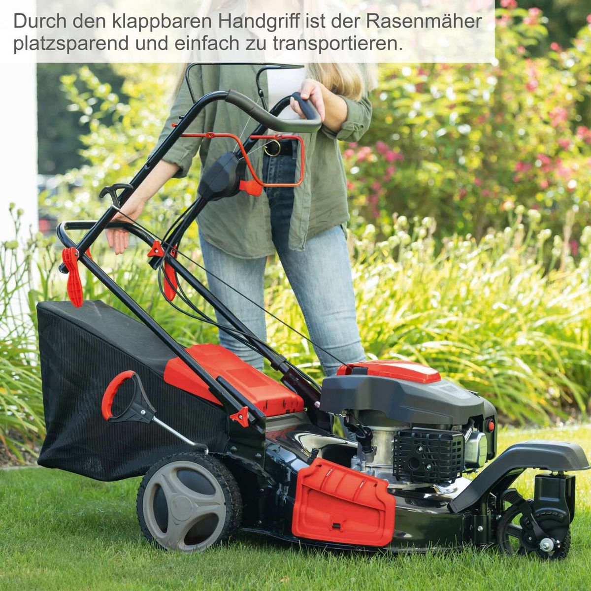Der Rasenmäher MS197-51-3W von Scheppach hat einen klappbaren Handgriff, was platzsparend und einfach zu transportieren ist.