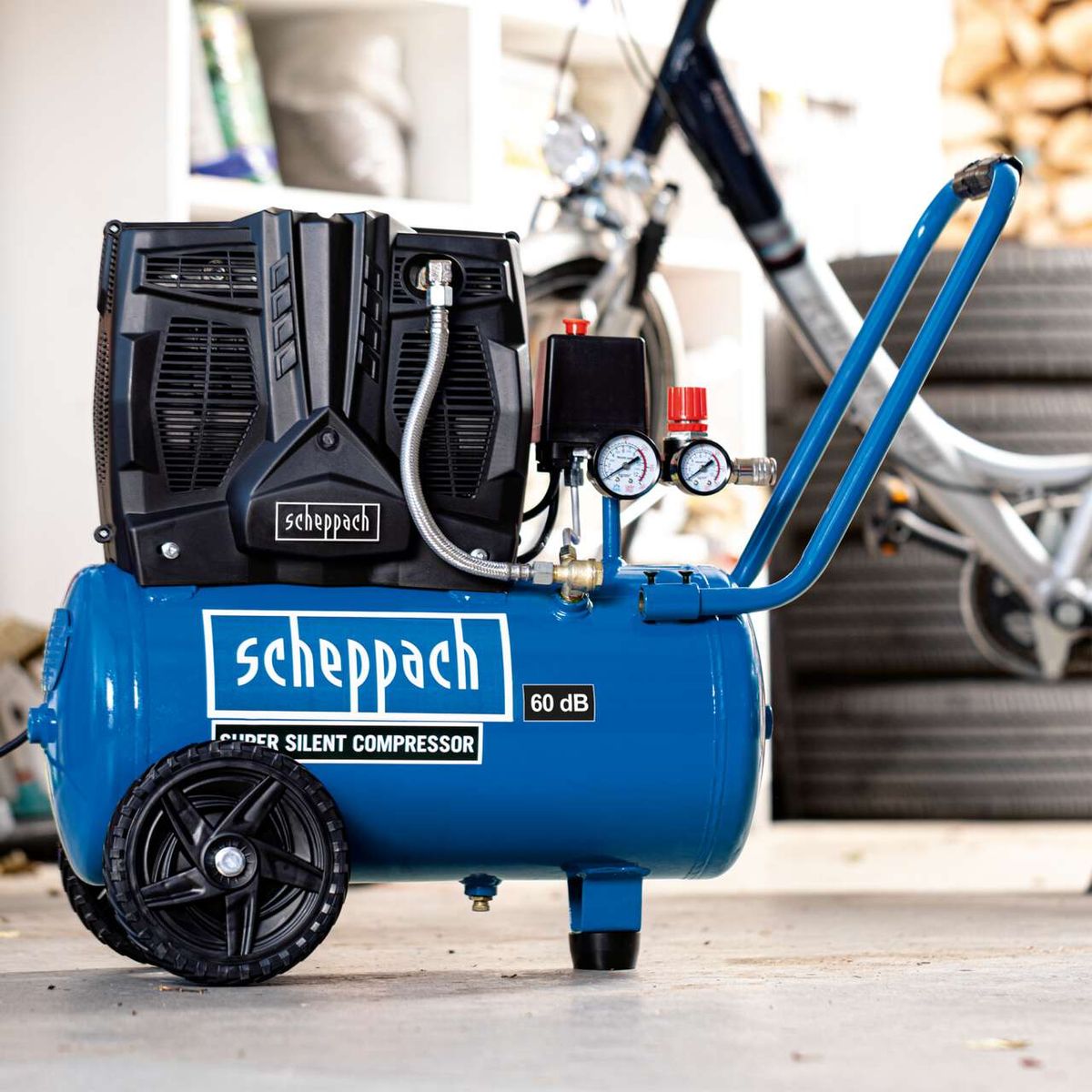 Scheppach HC25Si Super-Silent Kompressor mit 60 dB Geräuschpegel, 8 bar Druck und 24 Liter Tank. Inklusive 10 Meter Schlauch und 13-teiligem Zubehör.