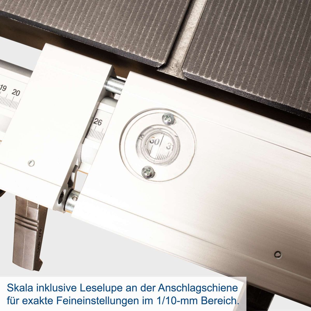 Genauigkeitsmaßstab mit Leselupe für präzise Feinjustierung im 1/10-mm-Bereich an Anschlagschiene