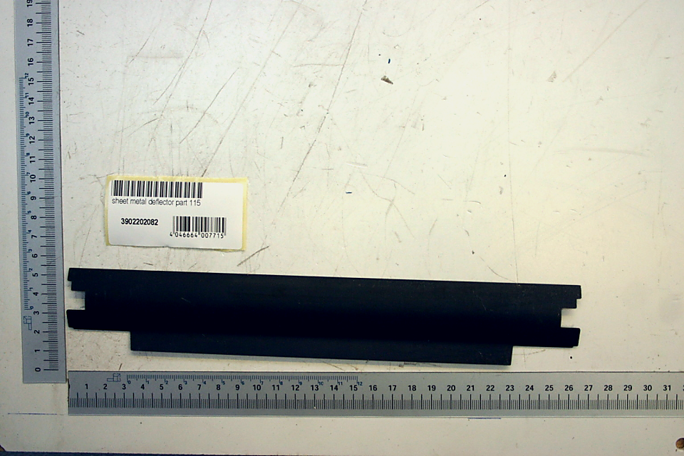 Abdeckblech, Teil 115, Artikelnummer 3902202082, gezeigt von der Seite.