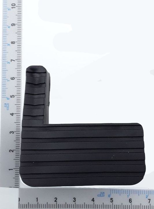 Fußkappe rechts von Scheppach, gezeigt von vorne mit Maßstab im Hintergrund.