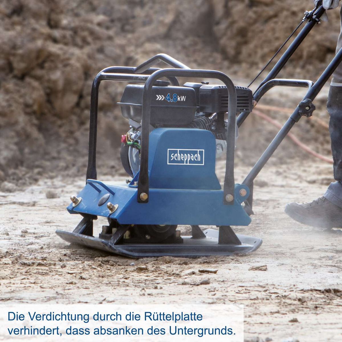 Die Verdichtung durch die Rüttelplatte verhindert, dass der Untergrund absinkt.