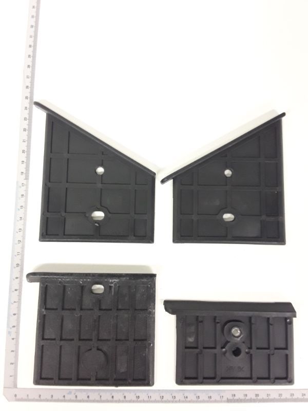 Kunststoffführungen oben 1Set = 4Stk. von Scheppach. Vier schwarze Führungen mit Löchern und Noppen. Maße: ca. 15 cm breit und 10 cm hoch.