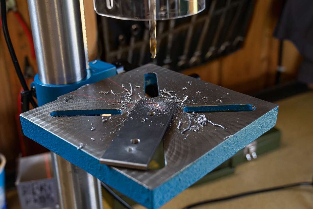 Scheppach Tischbohrmaschine mit Bohrfutter und Werkstückhalterung in Betrieb