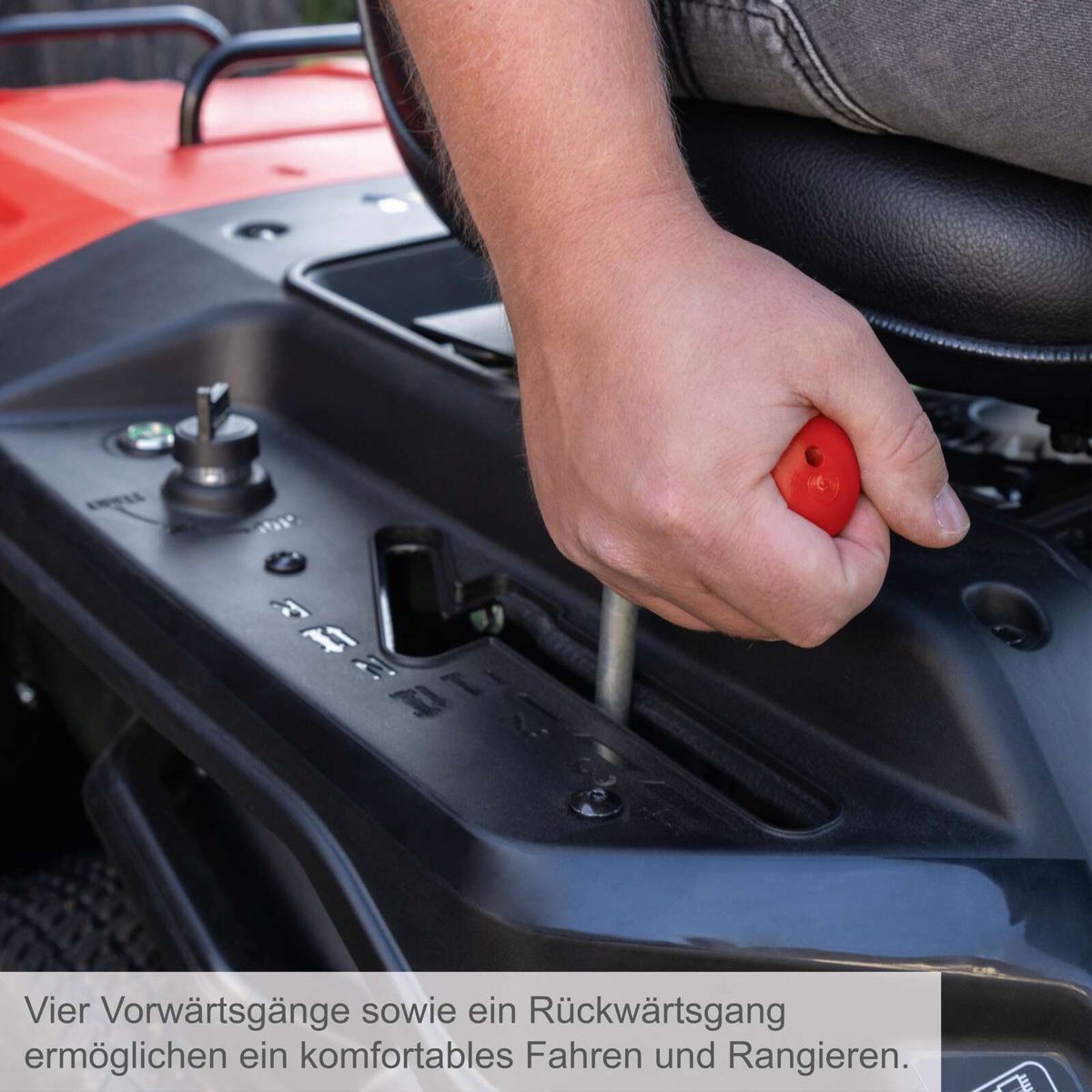 Der Benzin-Aufsitzrasenmäher MR225-61 von Scheppach bietet vier Vorwärtsgänge und einen Rückwärtsgang für komfortables Fahren und Rangieren.