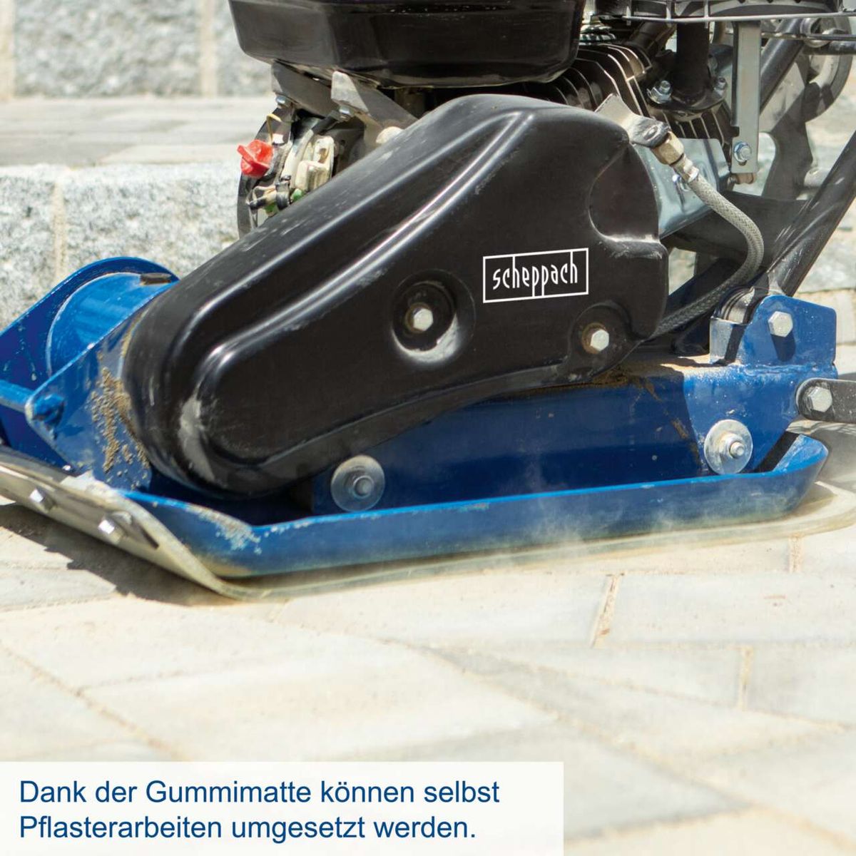 Vibrationsplatte mit integriertem Fahrwerk und Gummimatte für selbstständige Pflasterarbeiten