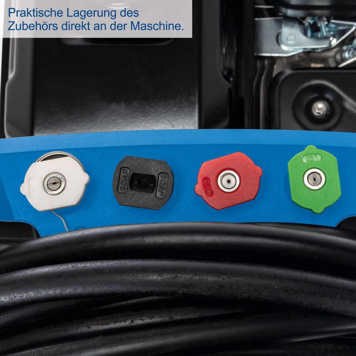 Praktische Lagerung von Zubehör direkt an der Hochdruckreinigungsmaschine mit verschiedenen Düsen und Schnellkupplungen