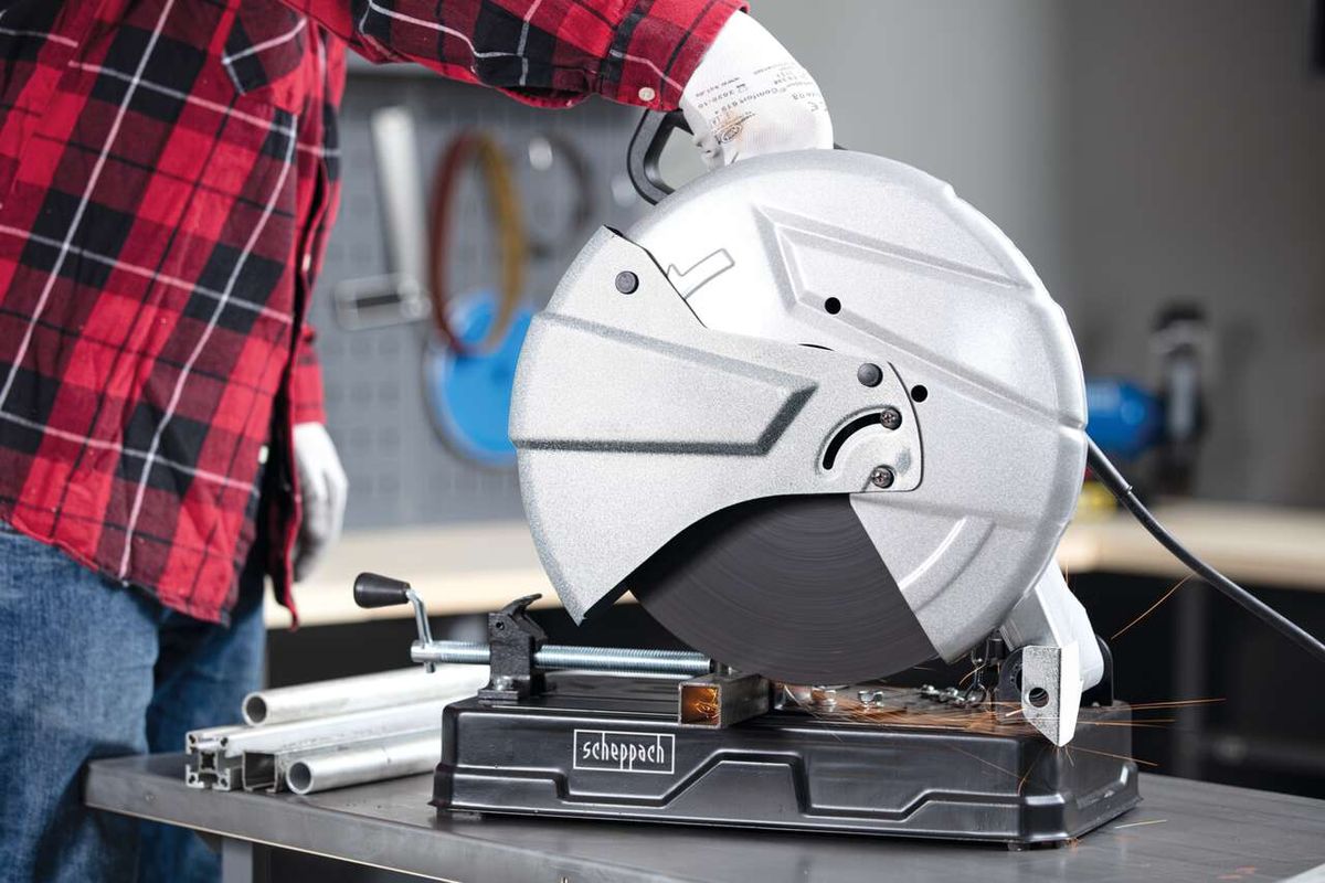 Metall-Trennschneider MT150 von Scheppach in Aktion, der eine Metallstange schneidet. Der Winkel der Scheibe ist auf 45 Grad eingestellt.