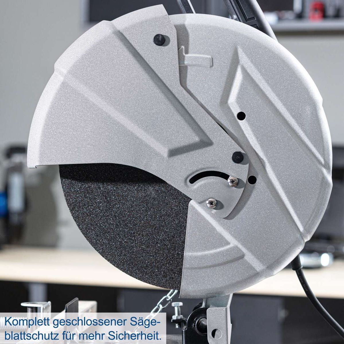 Komplett geschlossener Sägeblattschutz für mehr Sicherheit. Ideal für präzises Schneiden von Metall.