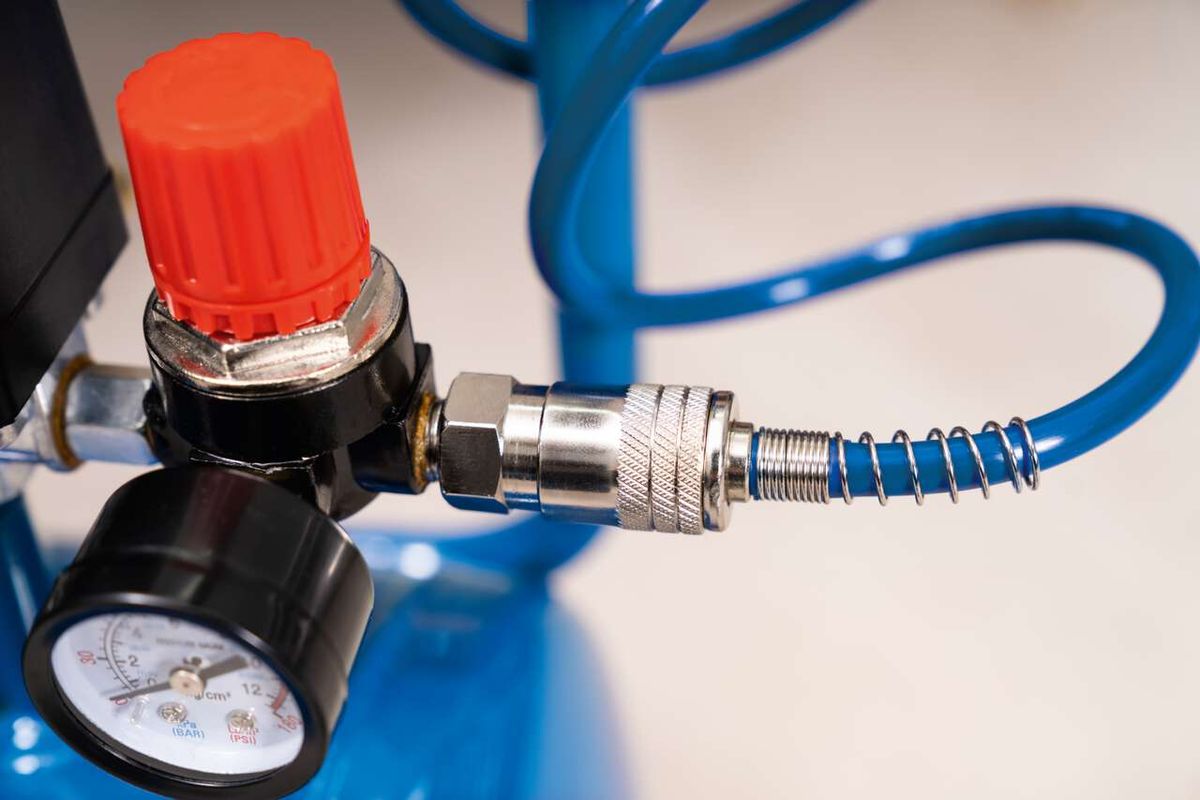 Detailansicht eines Druckreglers und Anschlusskupplung für Scheppach-Kompressor HC26