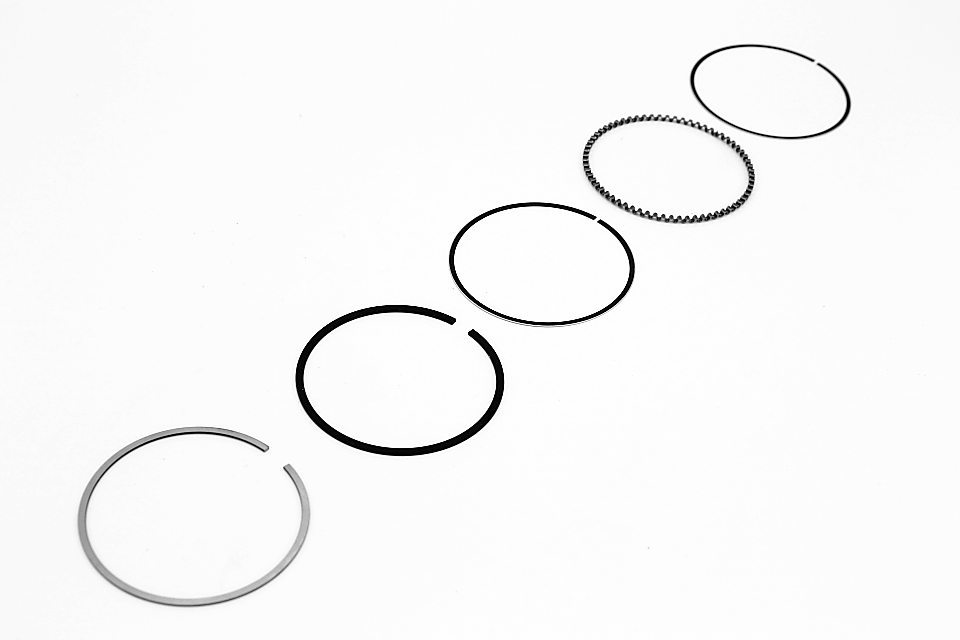 Kolbenringe aus Metall, von oben fotografiert.