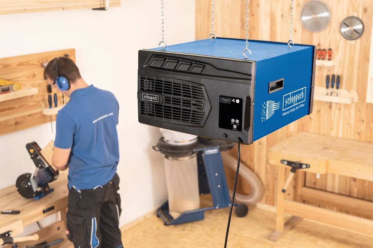 Luftreiniger HDA-14 von Scheppach mit integrierter Fernbedienung, hängend im Werkstattumfeld