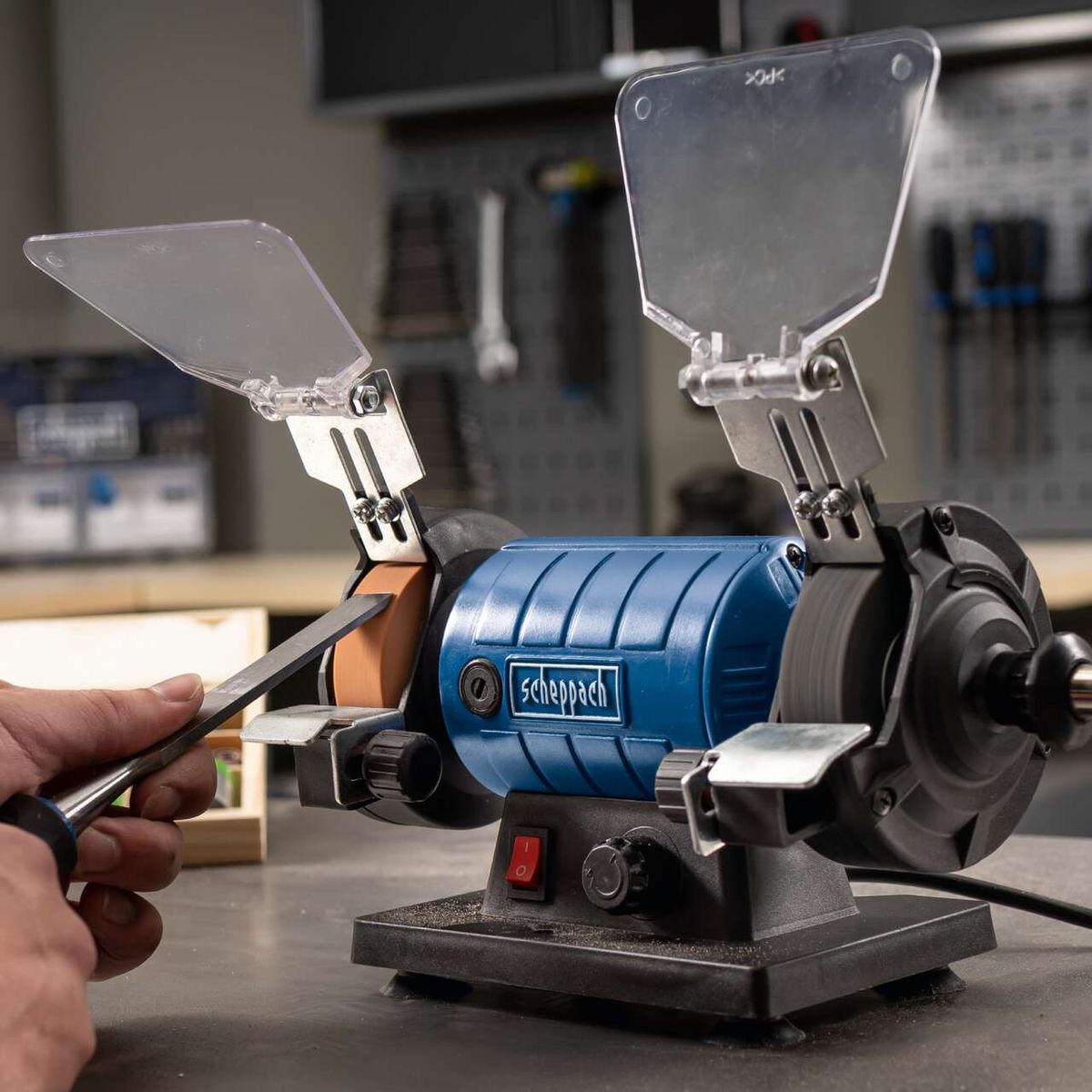 Der Scheppach Doppelschleifer HG35 mit flexibler Welle bietet zwei Schleifscheiben mit je 75mm Durchmesser und 20mm Breite. Das 103-teilige Zubehör sorgt für vielfältige Anwendungsmöglichkeiten.