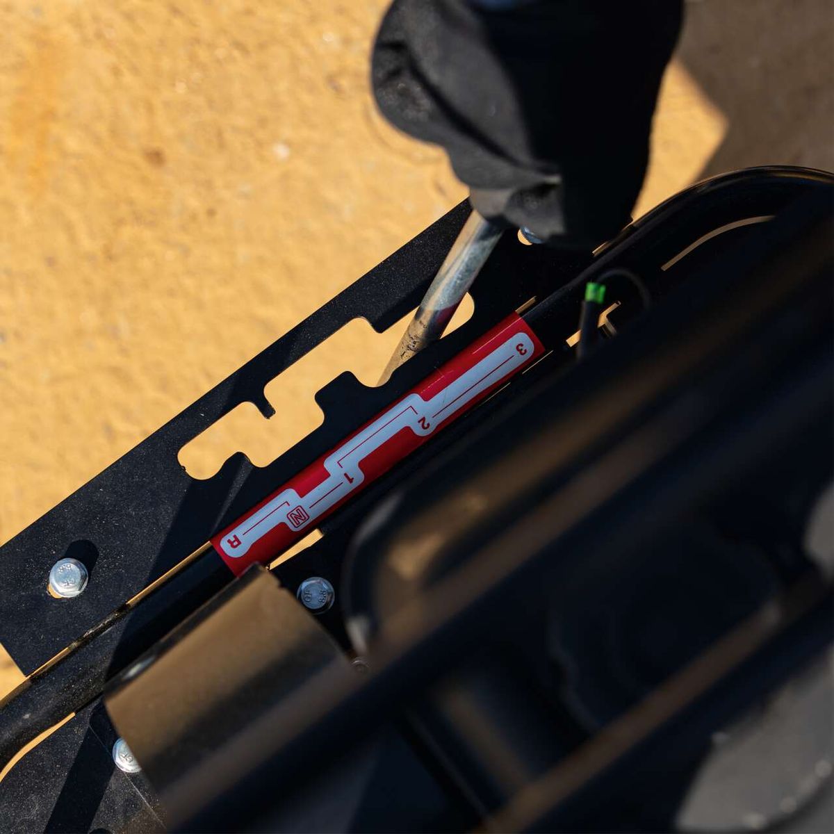 Werkzeug mit integriertem Messstab für präzise Höhen- und Abstandsmessung auf Scheppach-Dumper