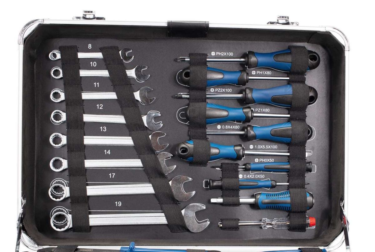 Werkzeugkoffer TB150 Scheppach mit 101 Teilen. Enthält verschiedene Schraubendreher, Nüsse und Zangen. Werkzeuge sind in Fächern organisiert und mit Halterungen befestigt.