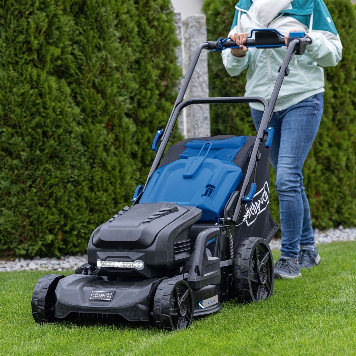 Der Scheppach Akku-Rasenmäher BC-MP470-X mit 47 cm Schnittbreite, 75L Fangbox und Mulcheinsatz. 2x20V Akku-Betrieb für effizientes Mähen.