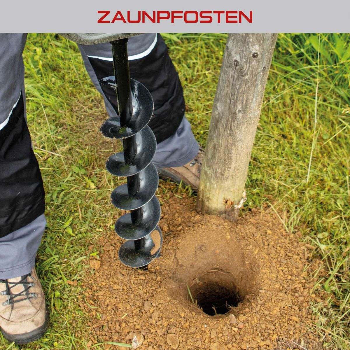 Bohrgerät für Erdarbeiten mit Augerbohrkopf beim Einbringen eines Pfostens in den Boden