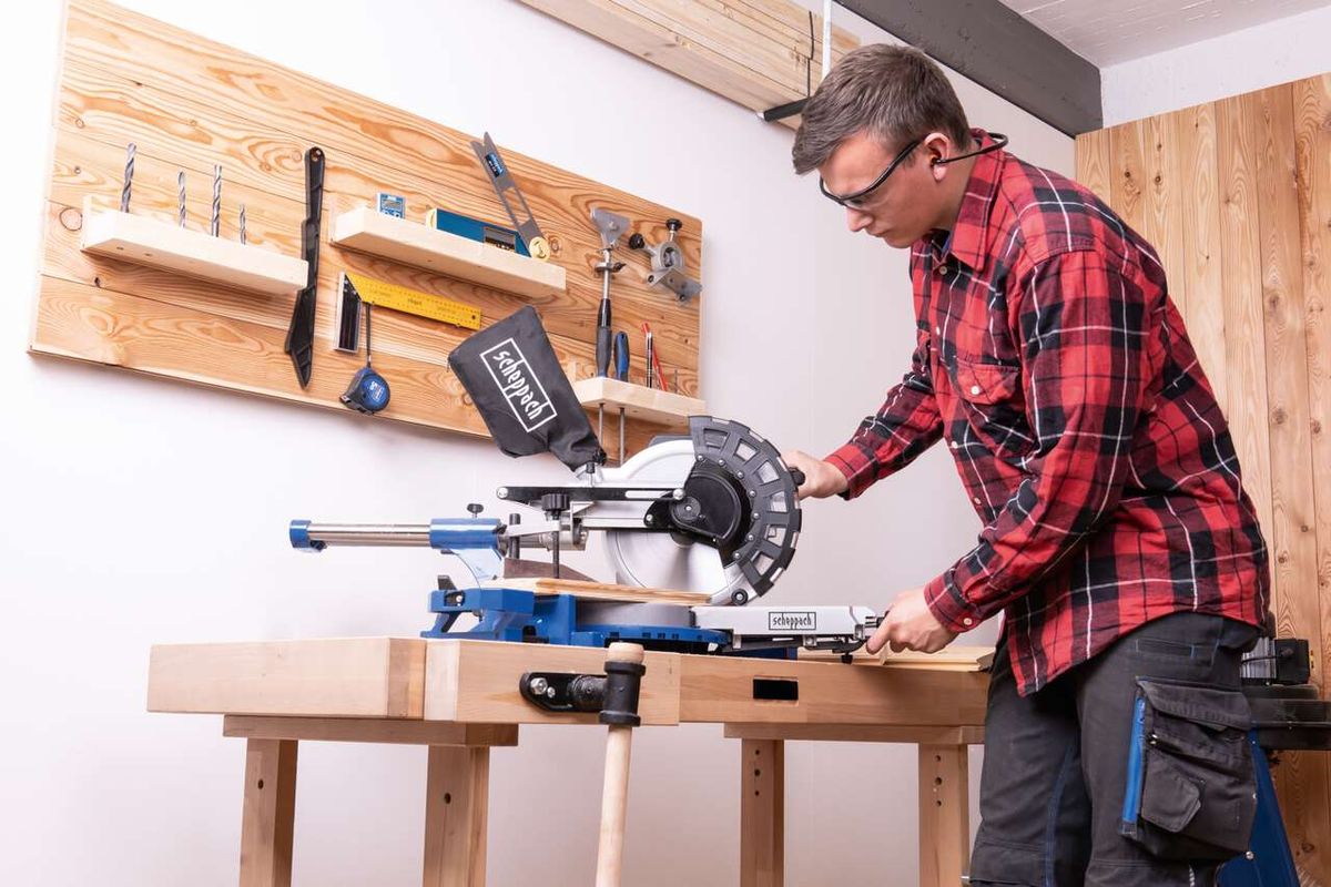 Mann beim Arbeiten mit einer Scheppach Kappzugsäge HM254 auf einer Holzarbeitsbänke