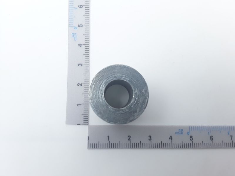 Scheppach-Buchse Teil 81, Rundstück mit zentralem Loch, Maßstab für Größenvergleich