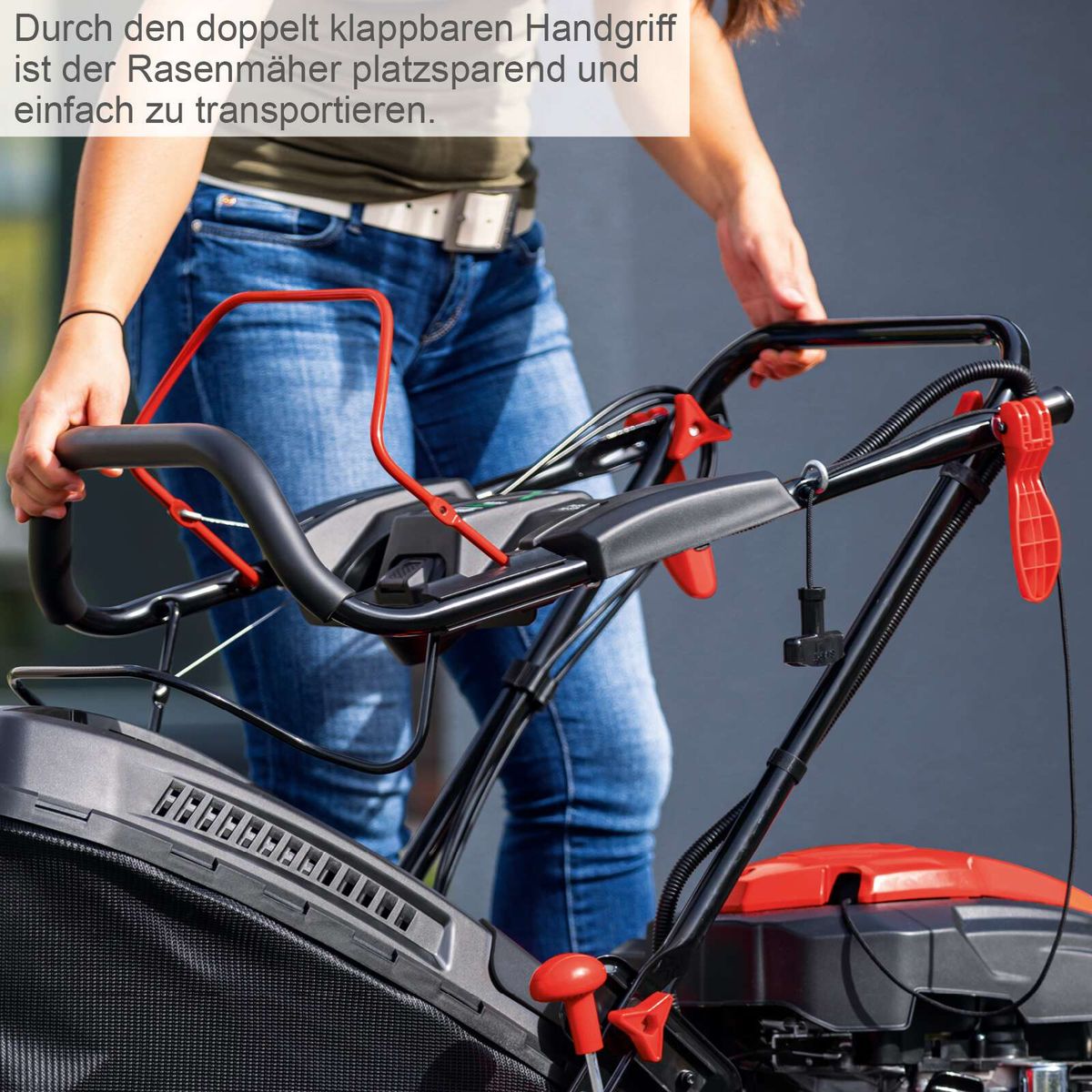 Der Rasenmäher hat einen doppelt klappbaren Handgriff, was ihn platzsparend und einfach zu transportieren macht.