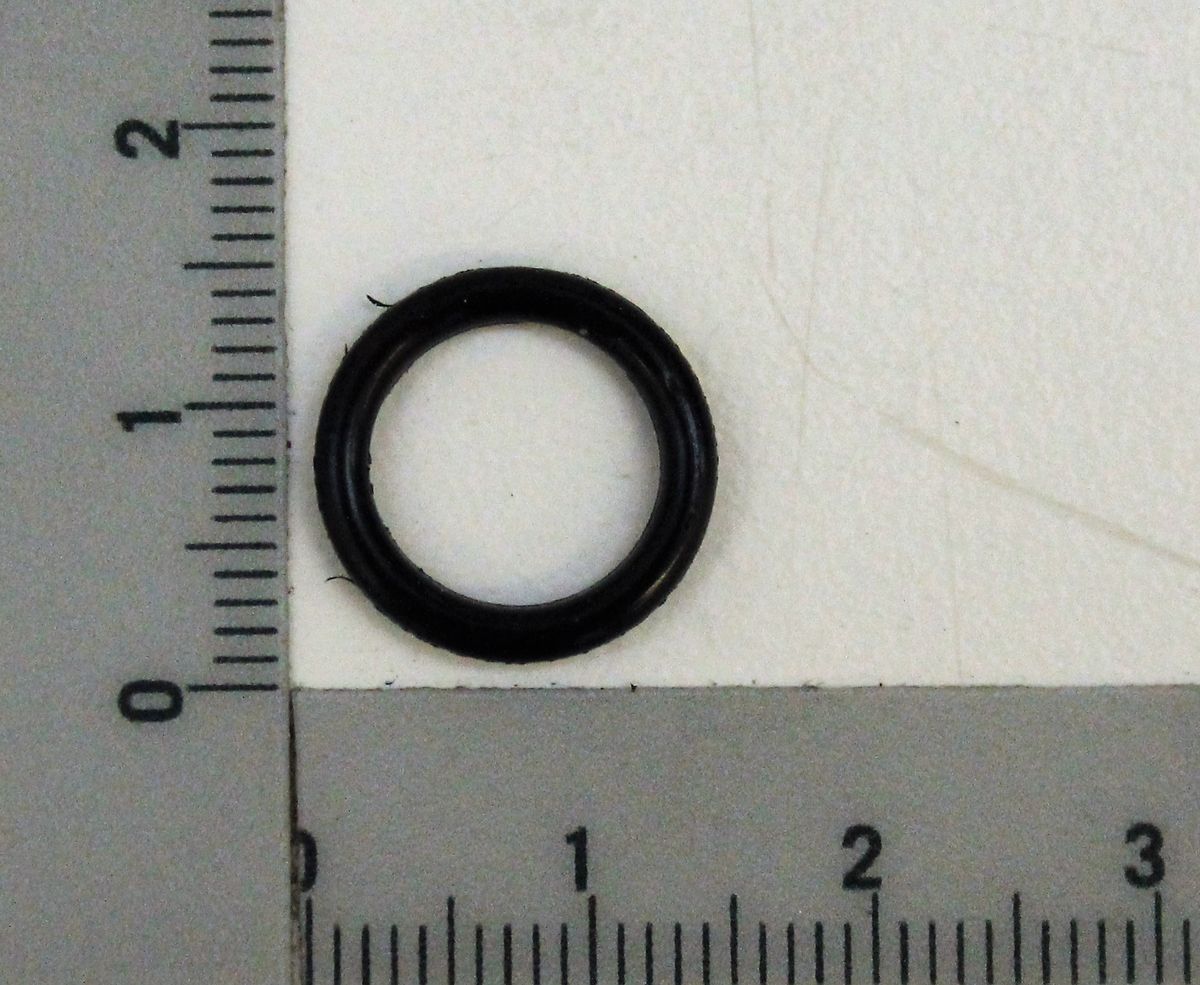 O-Ring Ø 14 / 10 x 2 mm, Ansicht von oben. Der O-Ring liegt auf einem Lineal mit Millimeter-Skala.