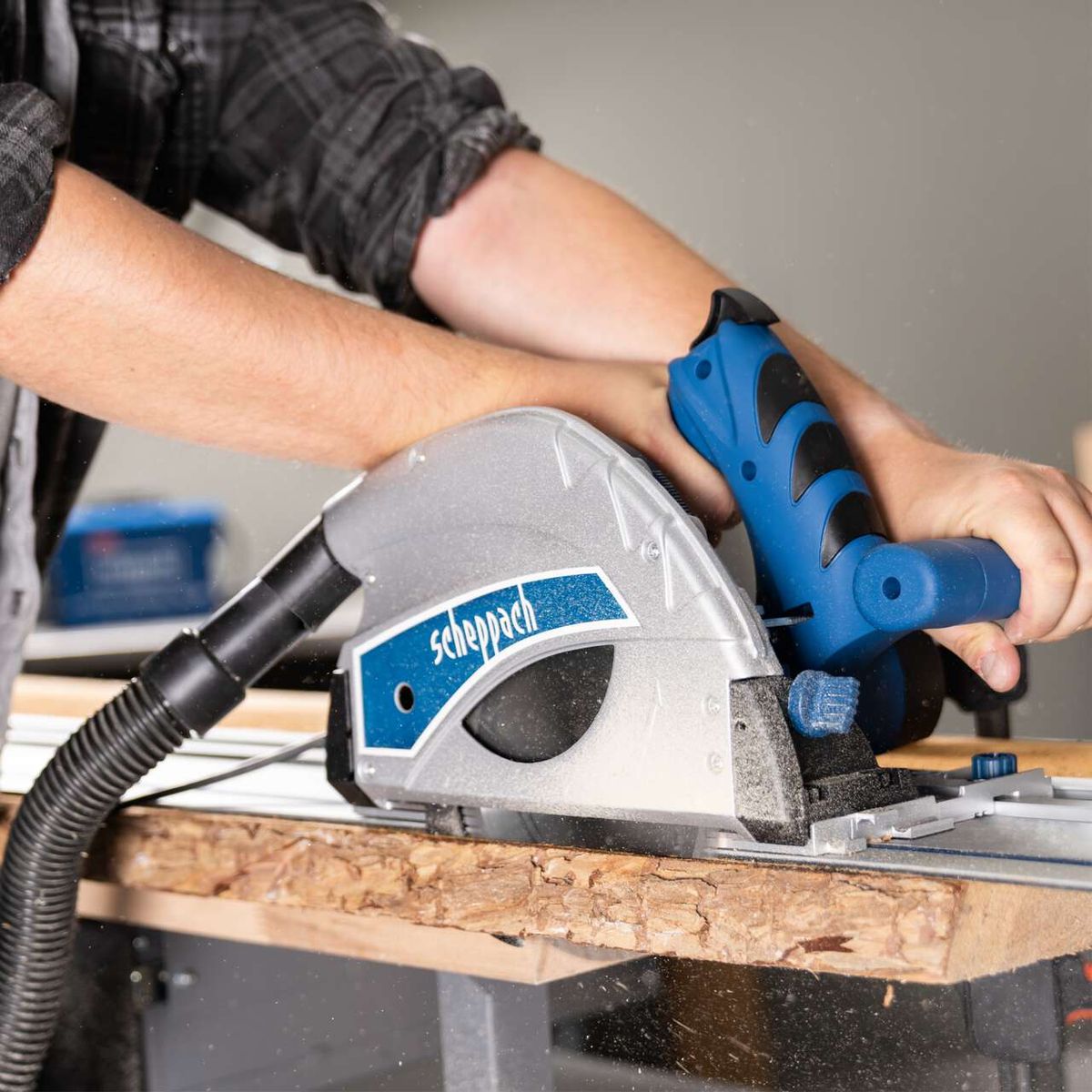 Die Tauchsäge PL55 von Scheppach verfügt über einen Staubabsauganschluss für sauberes Arbeiten und einen robusten Griff für sicheren Halt.