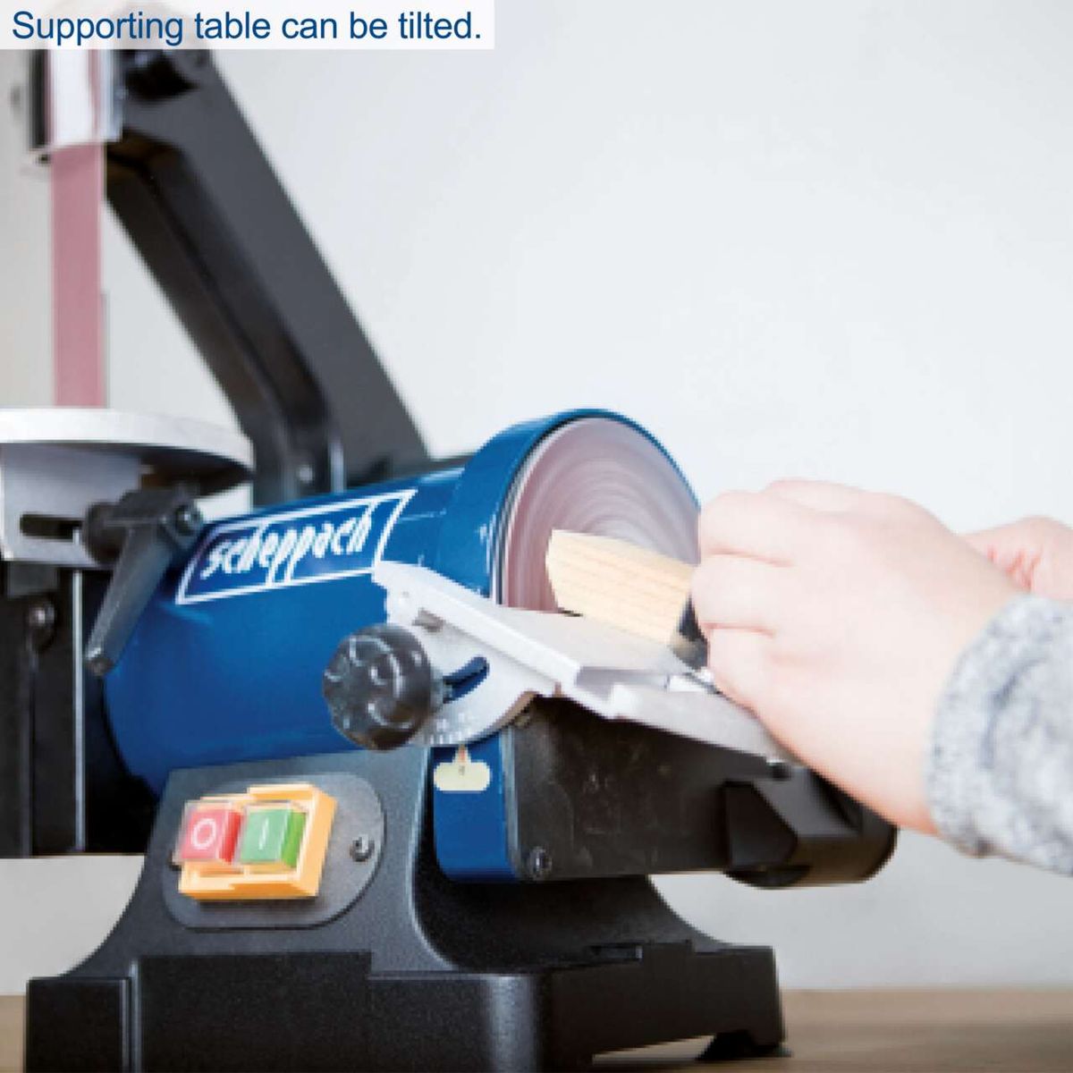 The Belt and Disc Sander BTS700 by Scheppach features an adjustable table. The belt length is 762 mm and the belt width is 25,4 mm. The table can be tilted for precise work.