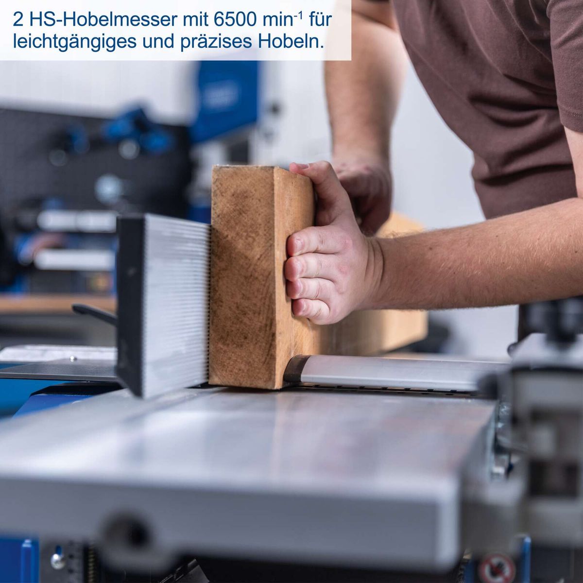 Scheppach-Hobelmaschine mit Textangabe zu zwei Hochgeschwindigkeits-Hobelblättern bei 6500 U/min für präzises Hobeln