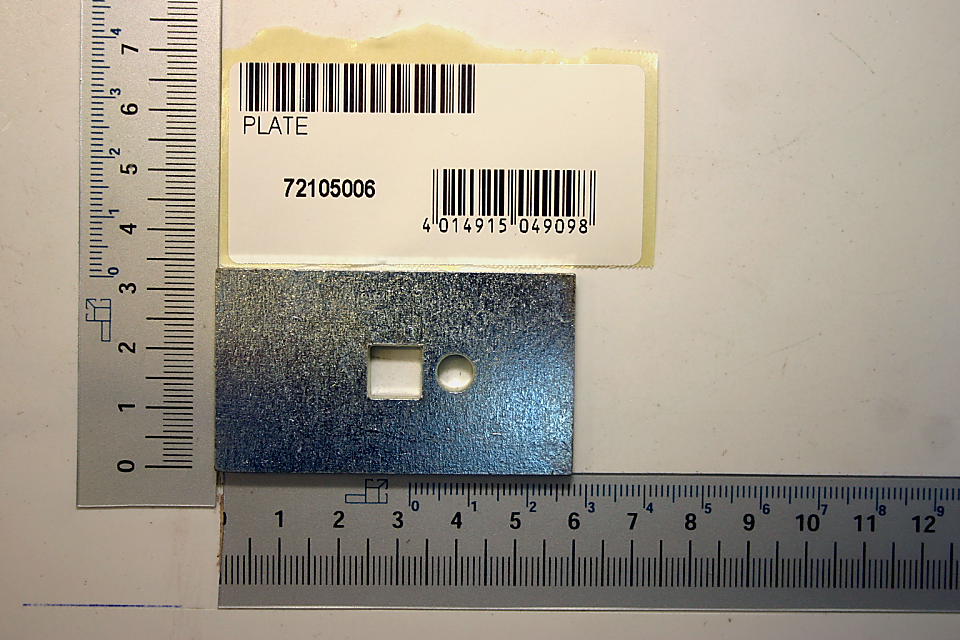 Klemmplatte 4x34x60, Artikelnummer 72105006, von oben fotografiert.