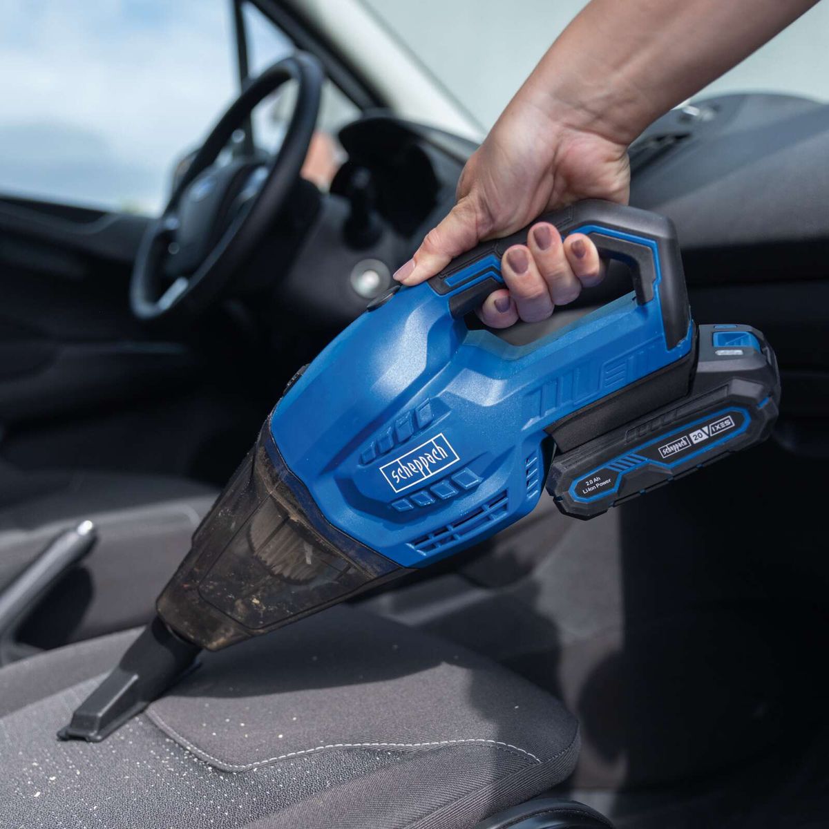 Der Akku-Handstaubsauger C-HVC150-X von Scheppach hat eine Saugleistung von 10kPA, einen Fassungsvermögen von 560ml und einen Faltenfilter der Filterklasse F9. Im Lieferumfang ist ein Akku und ein Ladegerät enthalten.