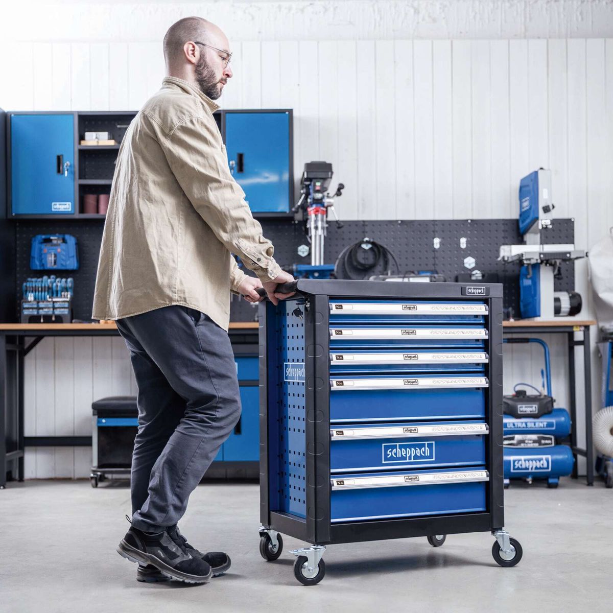 Werkstattwagen Scheppach mit Schubladen für Werkzeuge, inkl. Rollen und stabiler Konstruktion für den Transport und die Lagerung.