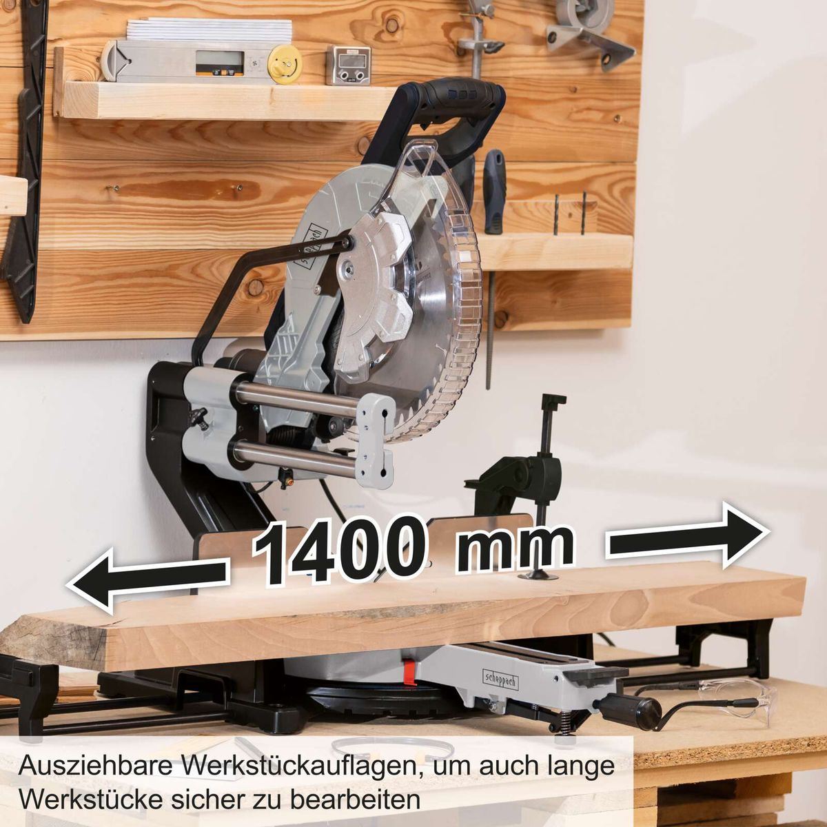 Kapp-Zugsäge mit ausziehbaren Werkstückauflagen für sichere Bearbeitung langer Werkstücke. Schnittmaße bis 1400 mm.